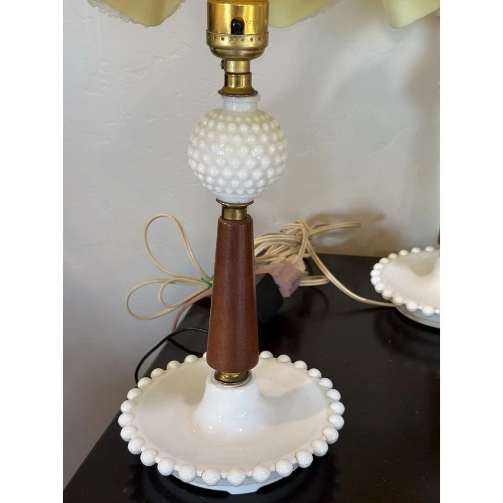 Vintage Table Lamp Pair Boudoir Hobnail White Lace Bedroom 1950s Cottagecore 17